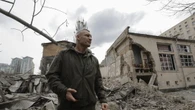 Kiev, 'edificio residenziale colpito, si scava sotto le macerie'