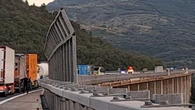 In quattro fanno l'autostop in autostrada, paura sull'A25