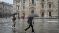 Buio, forte pioggia e vento impetuoso su Milano