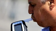 Rifiuti di sottoporsi ad alcoltest, denuncia, ritiro di patente e sequestro auto