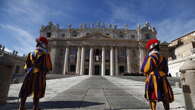 Entra a San Pietro e danneggia sei candelabri, bloccato