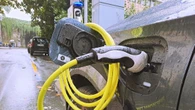 Auto sotto carica scatena rogo, tre mezzi e scooter bruciati