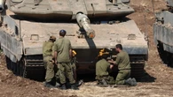 Nuova foto shock, soldato Idf mette una sigaretta in bocca a statua di Maria