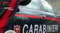 Genitori in caserma per denunciarlo, appicca fuoco a casa