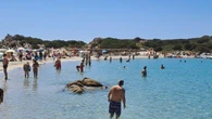Spiaggia Villasimius si cambia, ok a un ombrellone per famiglia o gruppo