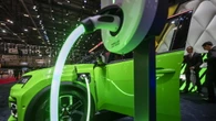 Francia, bonus di 1.000 euro per e-car con batteria europea