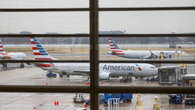 Un aereo dell'American Airlines prende fuoco a Denver