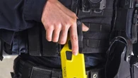 Giovane muore dopo uso del taser, nel pomeriggio l'autopsia