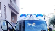 Chiama il 118 e poi minaccia i soccorritori con un coltello