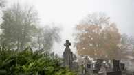 Cade in una tomba al cimitero, 63enne ferita a Piacenza