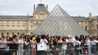 Rapina al Louvre all'apertura, polizia e ministra sul posto