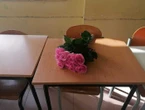 Fidanzati morti in incidente, mazzo fiori su banco studentessa