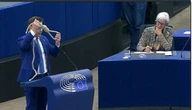 Ciocca (Lega) sventola un cappio davanti a Lagarde in Aula al Pe