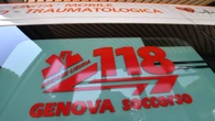 Bimbo di 7 anni cade dal tetto per recuperare una pallina