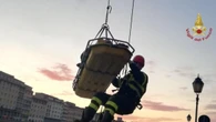 Precipita da spallette dell'Arno a Pisa, grave 32enne
