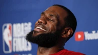 LeBron James si allena nel mare di Capri con palline in acqua, 'danno ambientale'