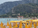 Fino a 700 euro al giorno per stare al mare con l'ombrellone