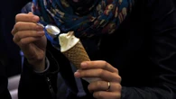 'Il cono è piccolo' e insulta gelataia anche con frasi razziste