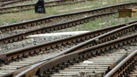 Con un ragazzo sui binari, urtata da un treno muore