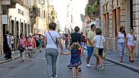 Confcom, incertezza non frena i consumi, turismo traina economia
