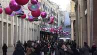 Natale, fra cittadini e turisti impegnati negli ultimi acquisti a Milano