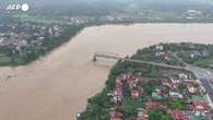 Vietnam, il tifone Yagi provoca il crollo di un ponte sul fiume Rosso