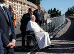 Il Papa al cimitero Laurentino, prega per i bambini non nati