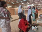 Donne del Niger e migranti cucinano insieme, scambio di culture