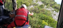 Ragazzo cade per 50 metri fermandosi sul ciglio di un dirupo