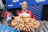 Re degli hot dog di NY diventa testimonial di salsiccia vegana