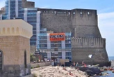 'Presa della battigia', cartello Vendesi su Castel dell'Ovo
