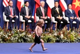 Fuori programma al vertice, la danza del bimbo indigeno