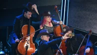 L'orchestra di Sanremo con il cappello da cowboy di J-Ax