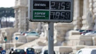 Mimit, sale il prezzo della benzina, stabile il diesel