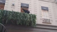 Sanremo, Fedez e Masini cantano da un balcone 'Il male necessario'
