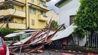 Ondata di maltempo nel Milanese, caduta di piante e cartelloni FOTO