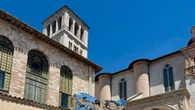 Ad Assisi le sculture di acciaio a specchio di Helidon Xhixha
