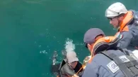 Catamarano ribaltato e barca incagliata, doppio salvataggio sul Garda