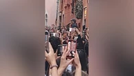 Roma, Fulminacci canta 'Stupida fortuna' per strada a Trastevere
