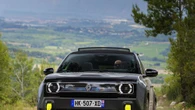 Nella Plein Sud la tecnologia E-Tech Electric esalta lo spirito della Renault 4