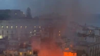 Incendio nel cuore di Napoli, in fiamme il teatro Sannazzaro