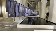 A Pitti i capi 'sun-bleached' di JiyongKim, corrosi da sole e forze della natura