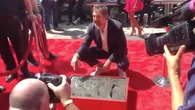 Hollywood, Bardem lascia le impronte e denuncia il genocidio a Gaza