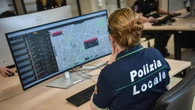 Motociclista si schianta contro un palo e muore decapitato a Milano