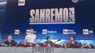 Leo Gassmann canta ai giornalisti a Sanremo il brano "Oltre"