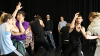 Hofesh Shechter porta a Orsolina28 il suo viaggio tra fortuna e superstizione