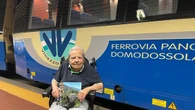 A 102 anni realizza il sogno di tornare sul treno della ferrovia Vigezzina