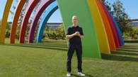 Tim Cook apre la sua ultima conferenza per sviluppatori Apple e anticipa la nuova Siri