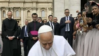 In piazza S.Pietro, il Papa prega davanti alla targa dell'attentato a Wojtyla