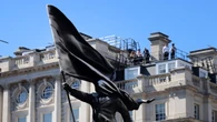 Banksy ricompare con una statua nel cuore di Londra, e sfida l'imperialismo